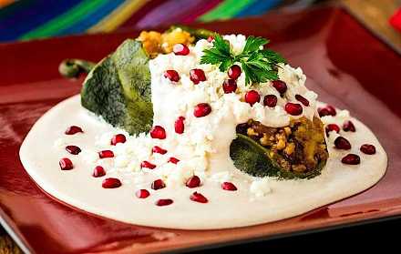 核桃酱酿波布拉诺辣椒(Chiles en Nogada)