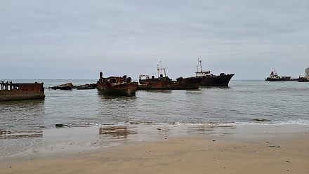 沉船海滩