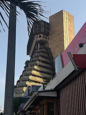 金字塔大厦 4